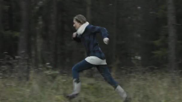 Rennen im Wald, Frau läuft — Stockvideo