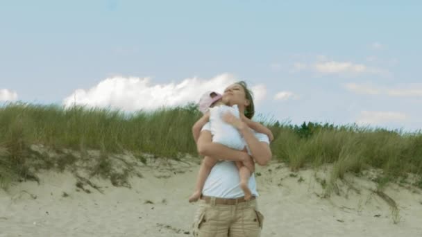 Madre e figlioletta sulla spiaggia, ora esatta — Video Stock