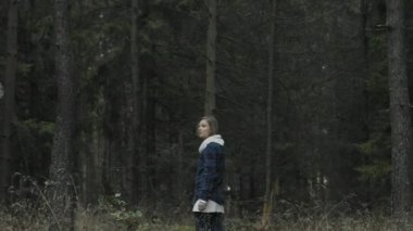 Çekip kadın ormanda tek başına