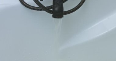 Temiz su ile doldurma küvet