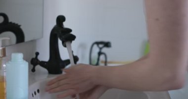 Banyo Temizleme losyonu ile yüzü kadına.