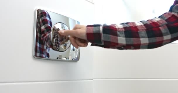 Frau spült Toilette nach Gebrauch. — Stockvideo