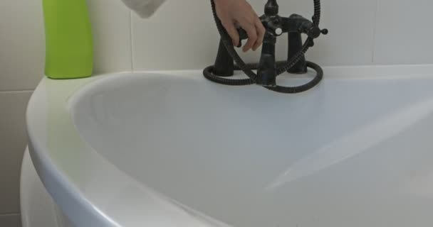 Water stream filling bathtub. — Stock Video