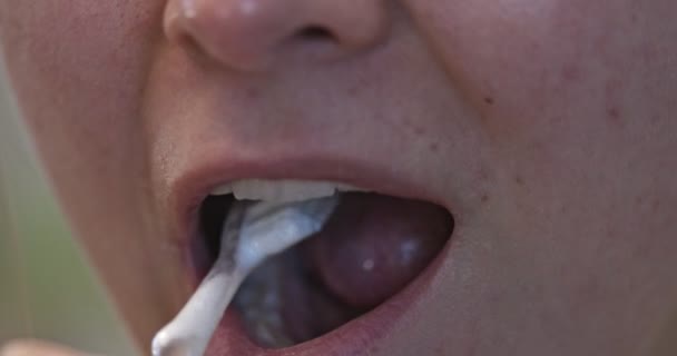 歯ブラシで歯のクリーニング女性のスロー モーション ビデオ. — ストック動画
