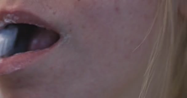 Vidéo Time lapse de femme nettoyant les dents avec une brosse à dents . — Video