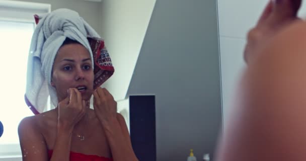 Woman cleaning her teeth with dental floss. — Stock Video