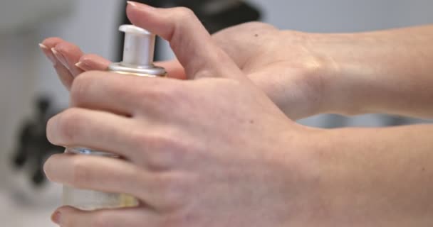 Frau wäscht sich die Hände mit Seife — Stockvideo