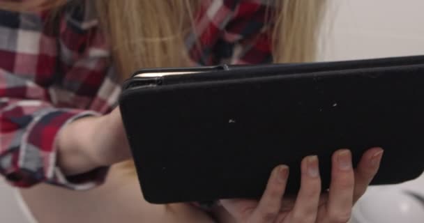 Close Mãos Mulher Usando Computador Tablet Banheiro — Vídeo de Stock