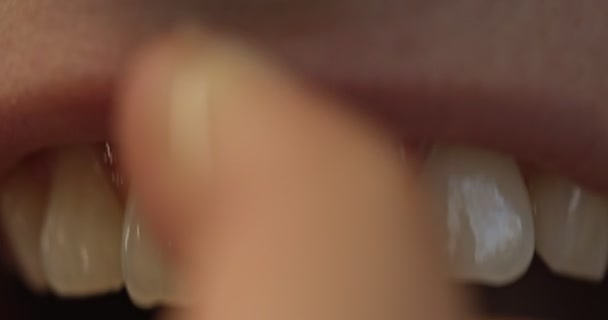Čištění ang ústní hygiena zubů — Stock video