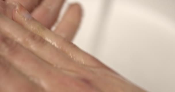 Handen in bellen van zeep — Stockvideo