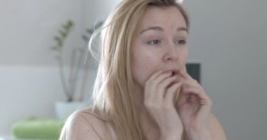 Kadın banyoda gün başlıyor