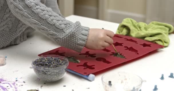 Дошкільна дівчина робить мило, ручна робота — стокове відео
