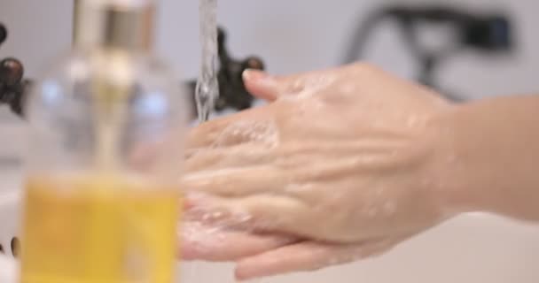 Bescherming van microbe of ziekte - wassen van de handen — Stockvideo