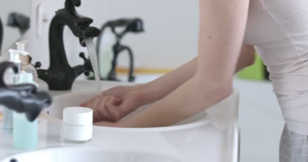 Spruzzare acqua pulisce le mani — Video Stock