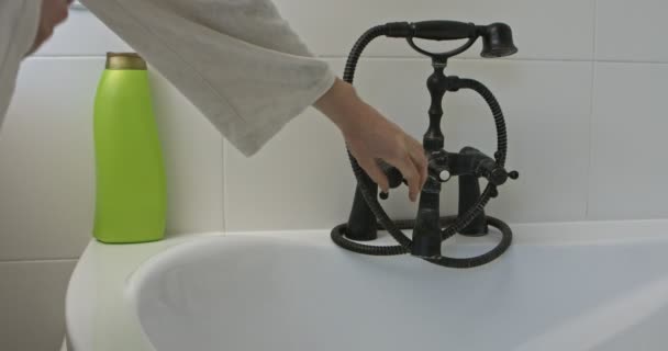 Hot water for bath — Stock Video