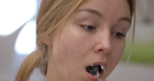 Женщина чистит зубы медленным движением — стоковое видео