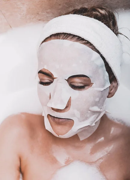 Hautpflege mit Gesichtsmaske — Stockfoto