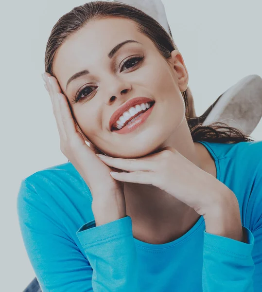 Mujer joven con amplia sonrisa — Foto de Stock