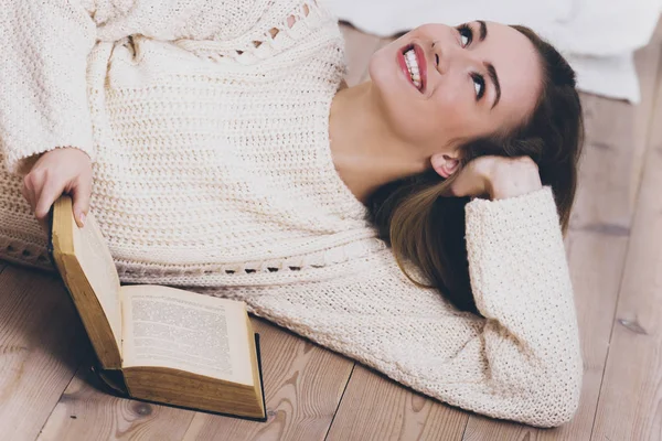 Dromen tijdens het lezen — Stockfoto