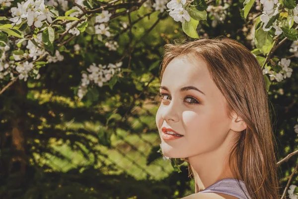 Femme dans le jardin de printemps — Photo