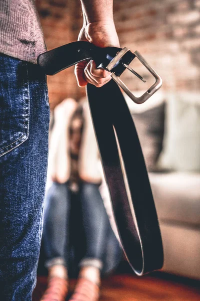 Homem espancando esposa, violência doméstica — Fotografia de Stock