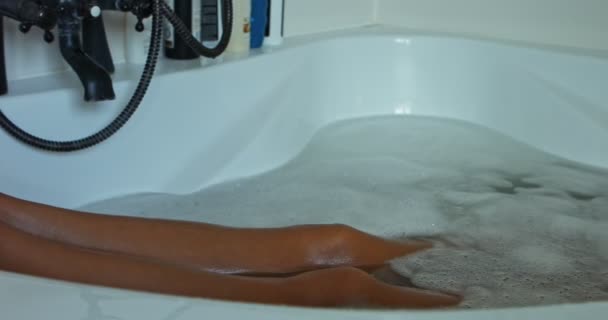 Женщина спит в ванной — стоковое видео