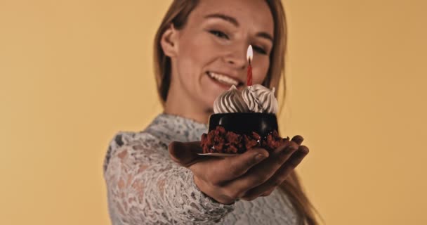 Choklad tårta för att fira — Stockvideo