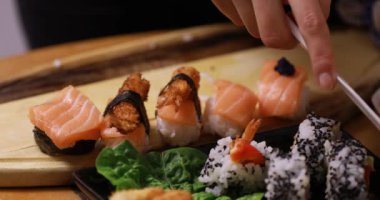Suşi yemek için yapmak