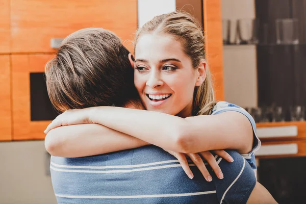 Žena dává obejmout její přítel — Stock fotografie