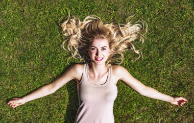 Kadınla çimenlerin üzerinde sakinleştirici