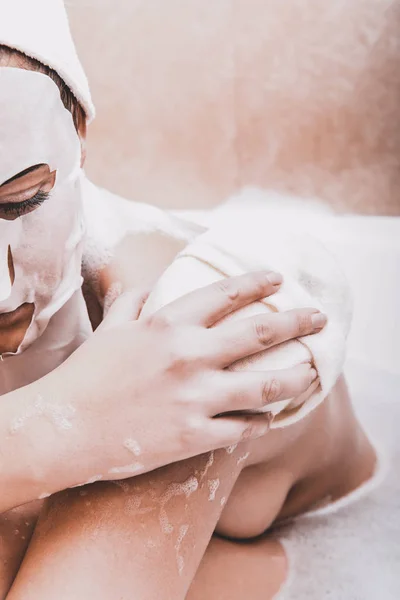 Lavado y relajación en el baño — Foto de Stock