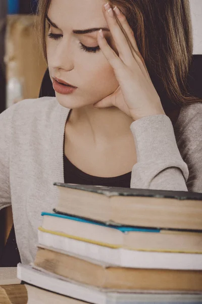 Jonge vrouw in bibliotheek — Stockfoto