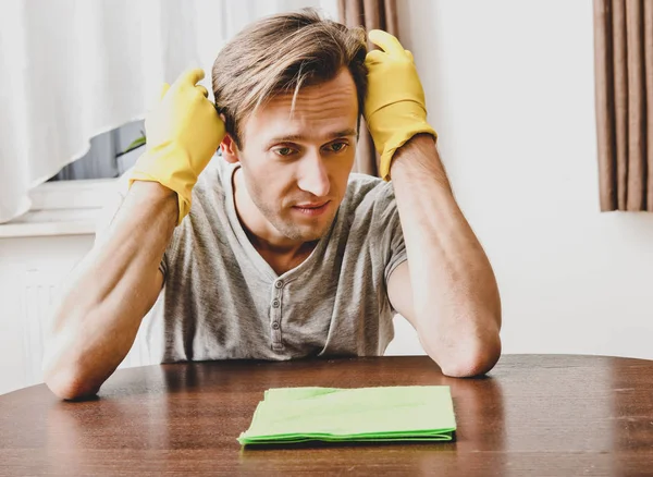 Mann bei der Hausarbeit — Stockfoto