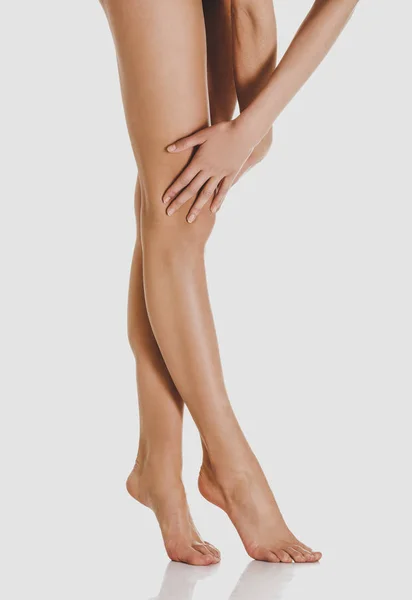 Szexi nő lábak fehér — Stock Fotó