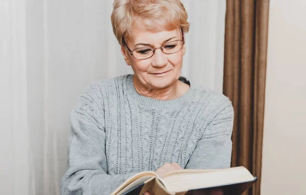Oudere vrouw lezing boek — Stockfoto