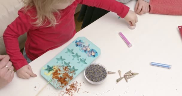 Sabão caseiro, artesanato infantil — Vídeo de Stock