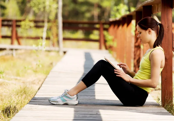 Outdoor using tablet — Stock Photo, Image