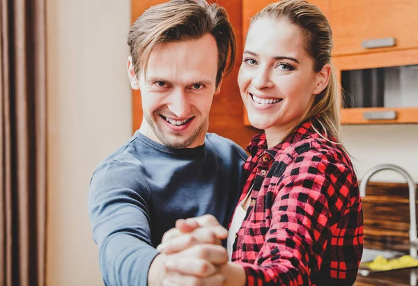 Bailando pareja joven — Foto de Stock