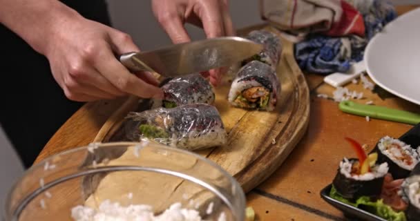 Rollo de sushi, california maki — Vídeo de stock