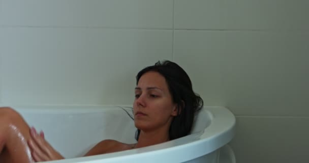 Tvätt kropp i badkar — Stockvideo
