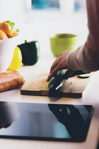 Cutting vegetable, vertical view — Stock Photo, Image