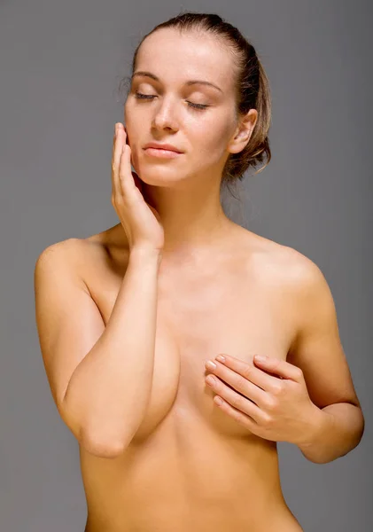 皮肤护理 - 妇女触摸脸 — 图库照片