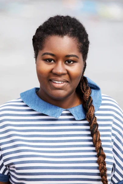 Outdoor portrait of black woman — Stock Photo, Image