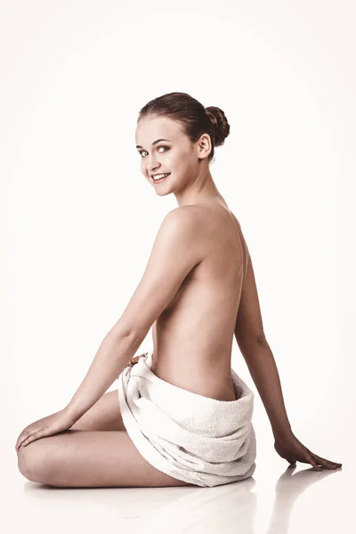 Женщина в полотенце, молодежная концепция — стоковое фото