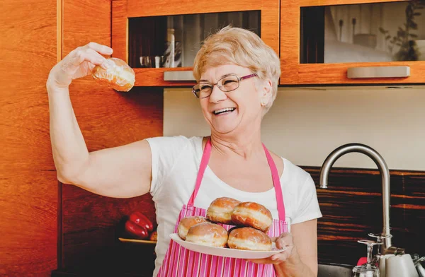 Nonna con ciambelle — Foto Stock