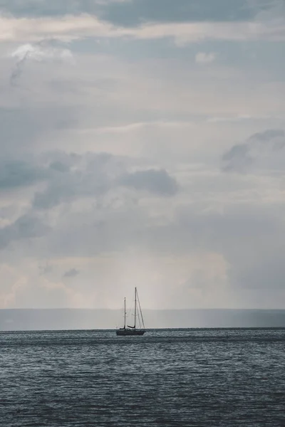 Veleiro no mar em dia — Fotografia de Stock