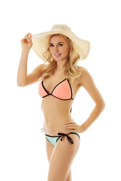 Bikini giyen ve yaz şapkalı bir kadın. — Stok fotoğraf