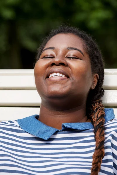 Mulher com olhos fechados no banco — Fotografia de Stock