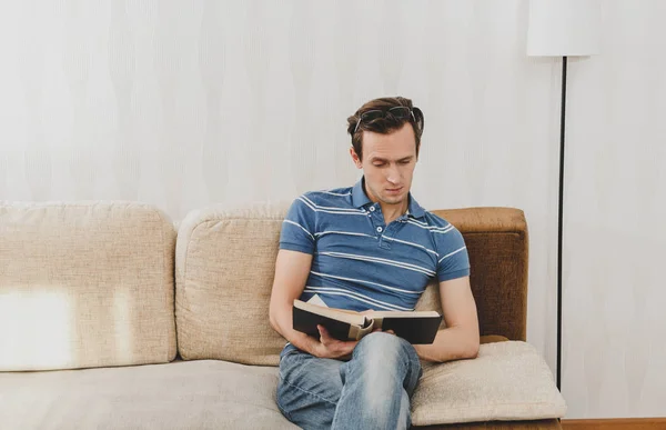 Człowiek czytania książki w domu — Zdjęcie stockowe