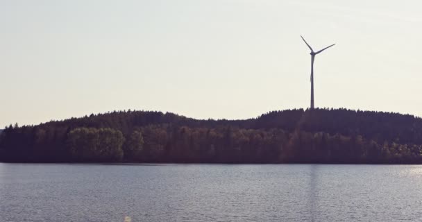 Molino de viento sobre paisaje — Vídeo de stock